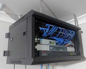 نصب رک دیواری به همراه آرایش رک (تا سايز 9 یونیت)