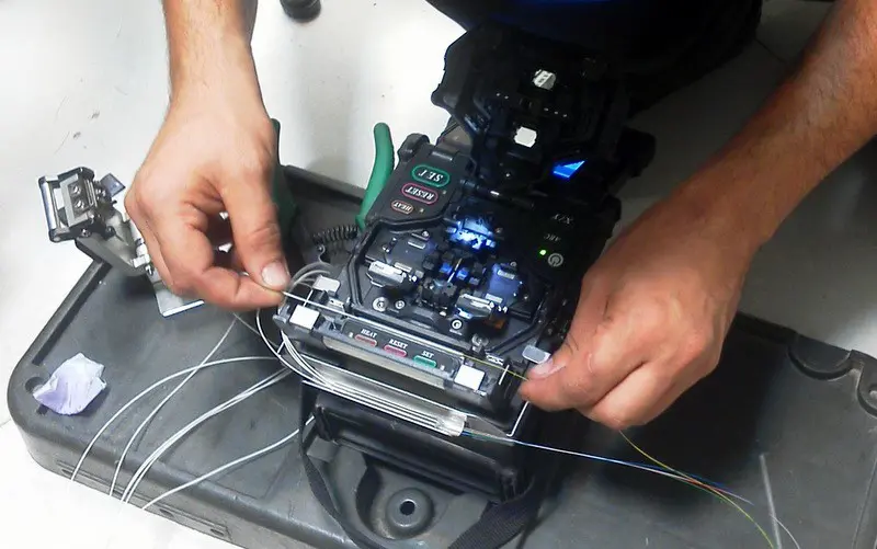 ایجاد اتصال فیبر نوری به روش فیوژن بیشتر از 50 Core در شرایط عادی